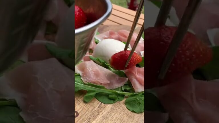 【ソロキャン飯】苺・生ハムとブラータチーズのサラダ。