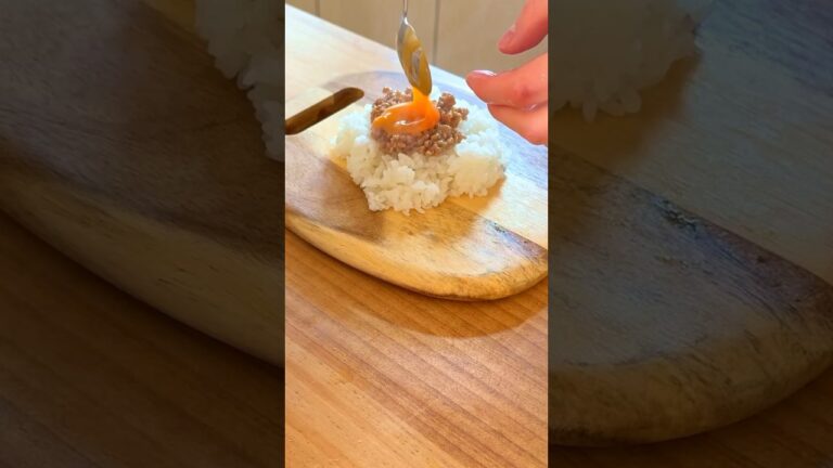 卵黄肉そぼろおにぎりの作り方 #おにぎり #onigiri #riceball