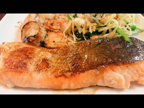 鮭に小麦粉をつけて焼く(鮭のムニエル風)