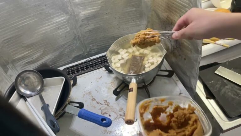 味噌汁は基本の豆腐とわかめとねぎ。今日もぬかる。