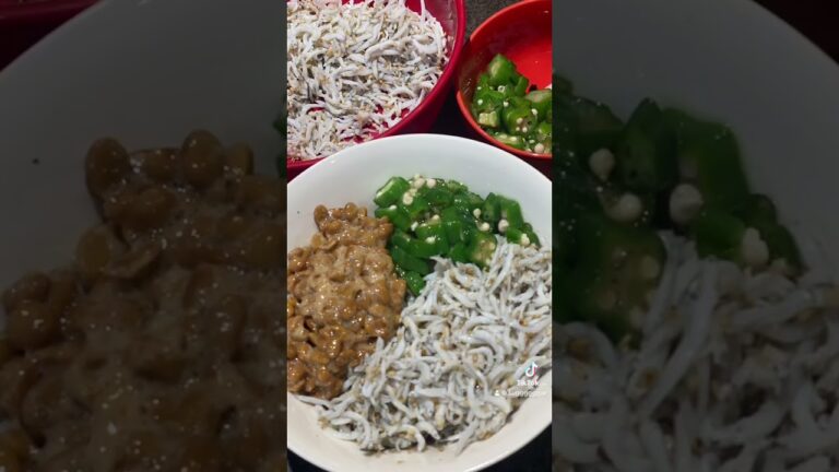 【しらす納豆オクラ丼】乗っけるだけでこんな美味しい😋残った白身は付け合わせの卵スープに使いました🥰#料理 #料理動画 #レシピ動画 #おうちごはん #簡単レシピ #かんたんレシピ #しらす丼