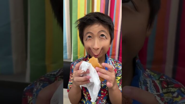 泣きながらモスバーガーを食べる🍔　まりちゃんいずちゃんチャンネル　#shorts