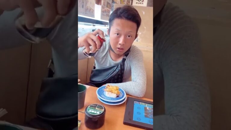 くら寿司でまた醤油ペロ。。。#迷惑行為 #くら寿司 ＃醤油＃眉毛