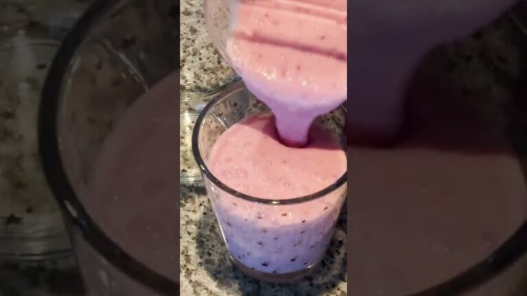 我が家の朝のスムージー❤︎今日はいちごバナナスムージー🍓🍌
