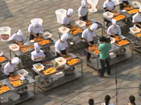 40 cooks make 900-kg-pumpkin pie in C China