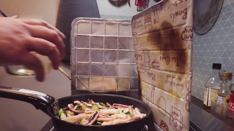 イカとピーマンときゅうりのバター醤油炒めを作る途中。