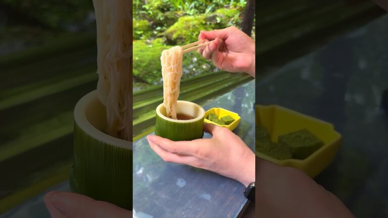 夏の時期だけ京都の川床で楽しめる流しそうめん🎋ピンクのそうめんが流れてきたら終了の合図！ #京都グルメ