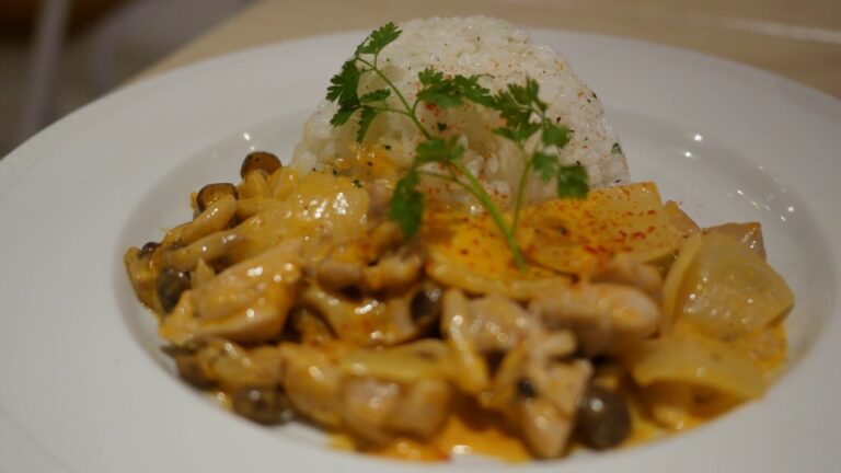 ハンガリーのチキンのパプリカ煮ライス / さるやすみ