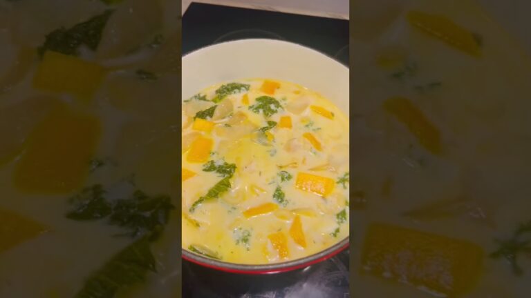 ローストしたバターナッツスクワッシュ、玉ねぎ、ケール、マカロニをレモンとチーズとハーブのスープで煮込んだスープ。#スープ