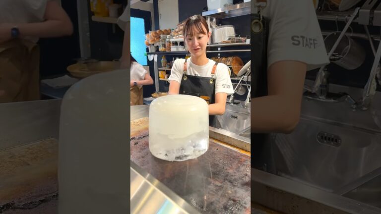 ピカピカの鉄板で焼き上げる明太だし巻き