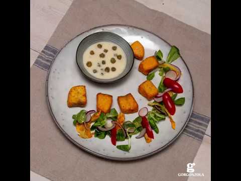 一口サーモンのフライにゴルゴンゾーラとケイパーのソースを添えて