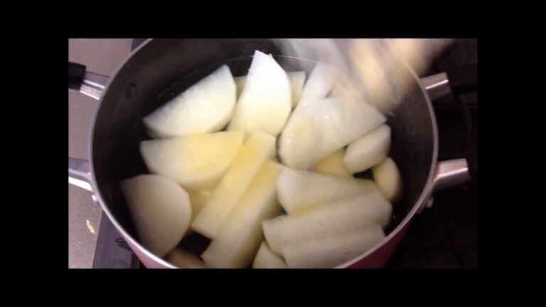 Japanese Radish with thick starchy sauce "daikon no soboro ankake　大根のそぼろあんかけ"