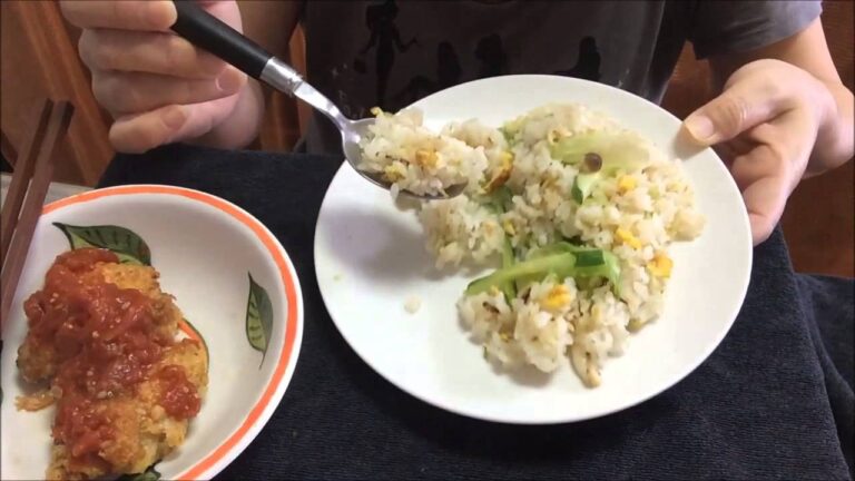 食べ動画　女飯　朝ごはん　レタスたまごチャーハンとカリカリチキンのチリトマトソースかけ食べる女　Lettuce fried rice