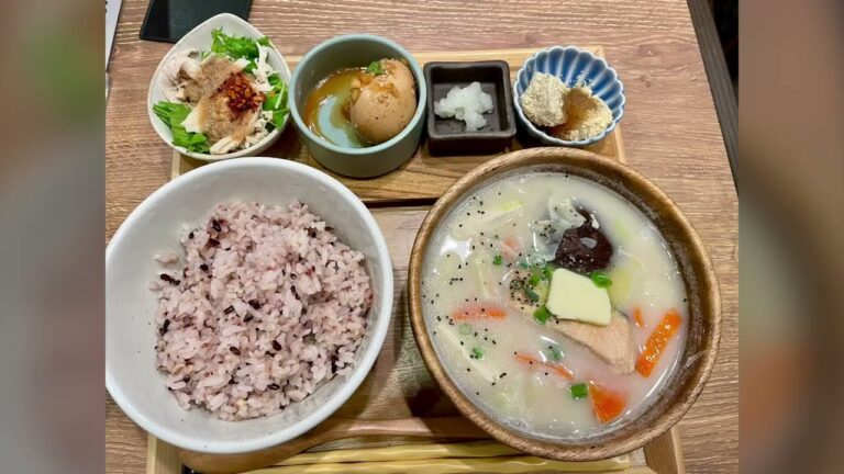 ごはんすすむ 期間限定 鮭と野菜の豆乳味噌バタースープで、すすむ膳を実食。初めて魚を使ったスープを見かけたので…