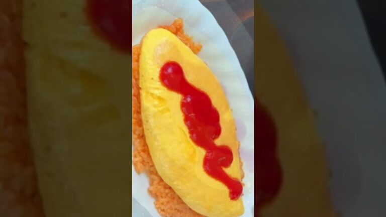 ケチャップで店名が書かれたオムライス！ふわとろ！京都「喫茶me」#京都グルメ #Shorts #japanesefood#オムライス #japan #kyoto #egg