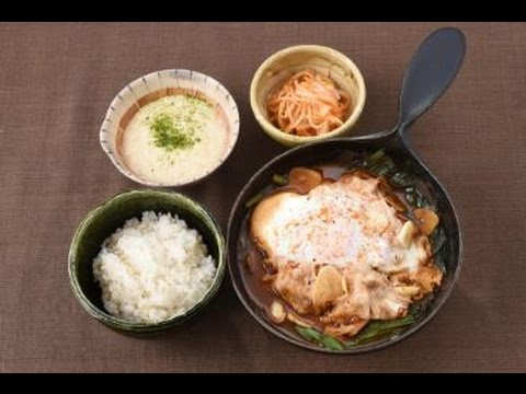 まるでホテルの味!夏野菜を使ったシーフードカレー&爽やかサラダ