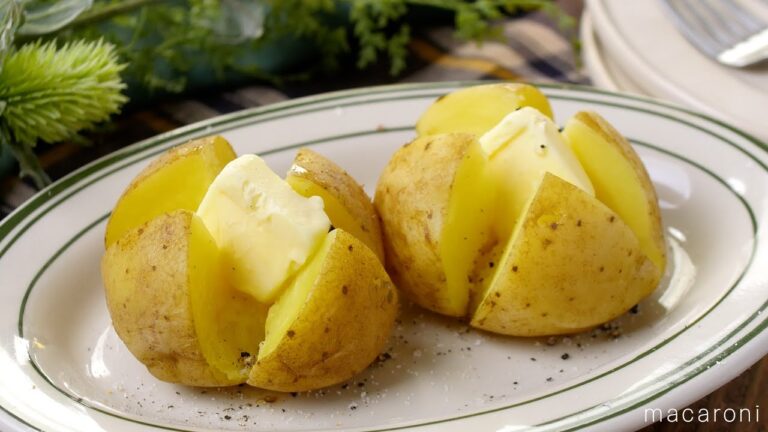 【レンジで作る新じゃがバター】ほくほく食感がたまらない！じゃがいも1つで完成♪新じゃがならではのおいしさ｜macaroni（マカロニ）