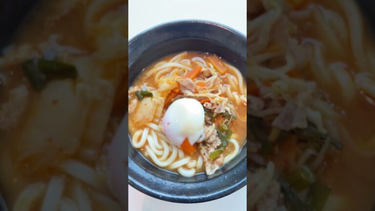 白菜と豚肉の温玉チゲうどんChinese cabbage and pork warm egg Chige udon