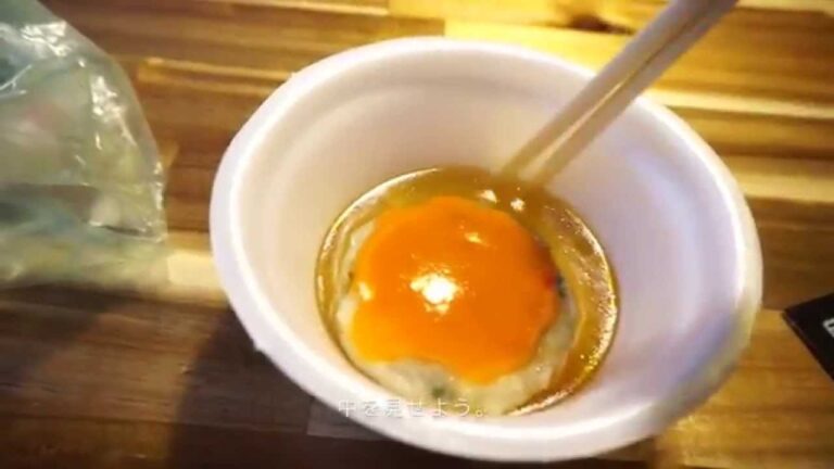 カンボジアの焼きニラまんじゅうを食べる