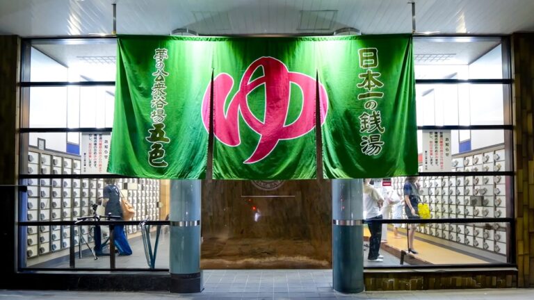 全国から客が殺到！大阪にあるレトロ銭湯のカレーうどんがヤバ過ぎた丨Japanese Public Bathhouse Dining Room