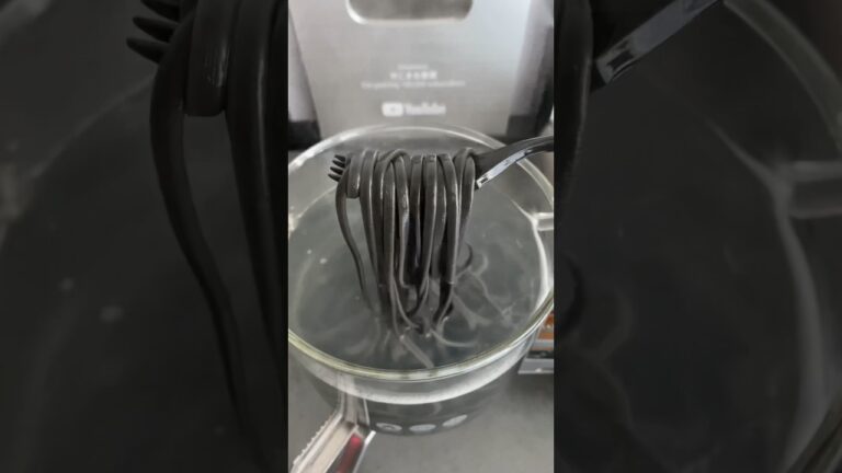 真っ黒なパスタで牡蠣のペペロンチーノ作った結果ww #shorts