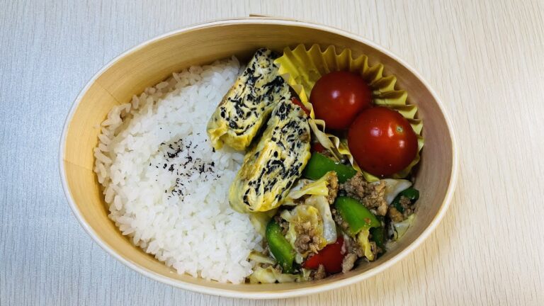 豚ひき肉の味噌炒め、ひじき入り卵焼き、ミニトマト