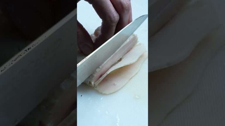 【人参サラダと鶏ハムのサンドイッチ】鶏ハムの薄切り