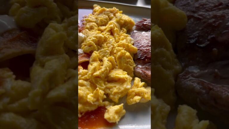 メキシコの朝ごはん。朝からボリューム満点です。ステーキ（アラチェーラ）、スクランブルエッグ、チラキレスが一皿に乗っています。#shorts #メキシコ #メキシコシティ #メキシコ料理 #朝食
