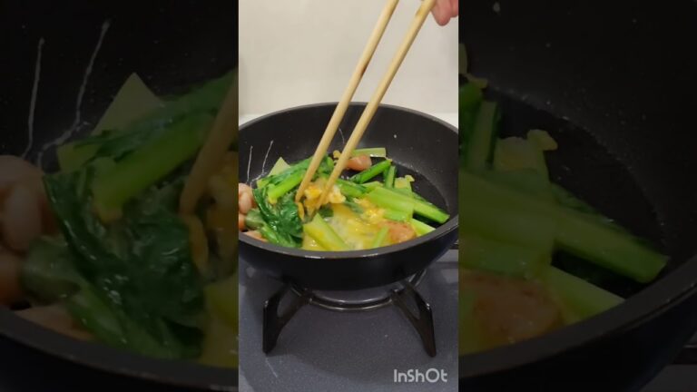 ウィンナーと小松菜の卵炒め乗せご飯　男の料理っぽいのが一番旨い