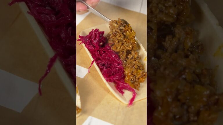 【ビストロタコスもなか ～牛ラグーとサワークリーム～】じっくり炒め煮にした牛ラグーのコク深い味わいに爽やかなサワークリームを重ねて仕上げました。 #たねらく #もなか #創作料理 #アレンジレシピ