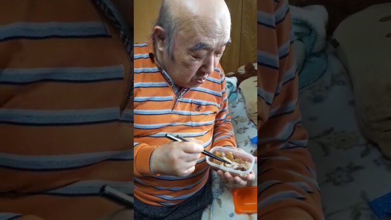 手羽元と大根の煮付けを食べる父