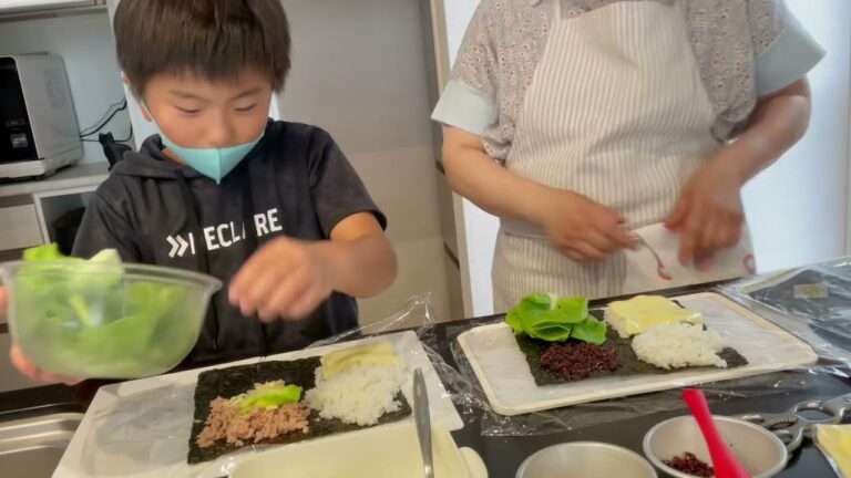子どもと一緒に！夏休みに挑戦❗️「おにぎらず」を作ろう^ ^🍙