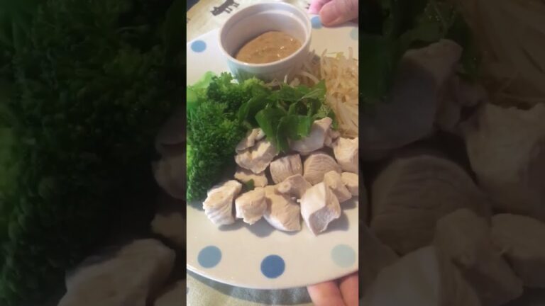 【ダイエット飯】鶏胸肉・ブロッコリー・もやしを茹でて豆乳味噌で食べる - Boil chicken, broccoli, bean sprouts and soy milk miso #shorts