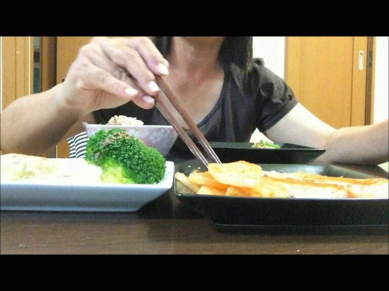 食べ動画　女飯　ランチ　ふくゆたかとうふ＆鮭＆ごぼうと鶏ひき肉のハンバーグ食べる女 eating asmr
