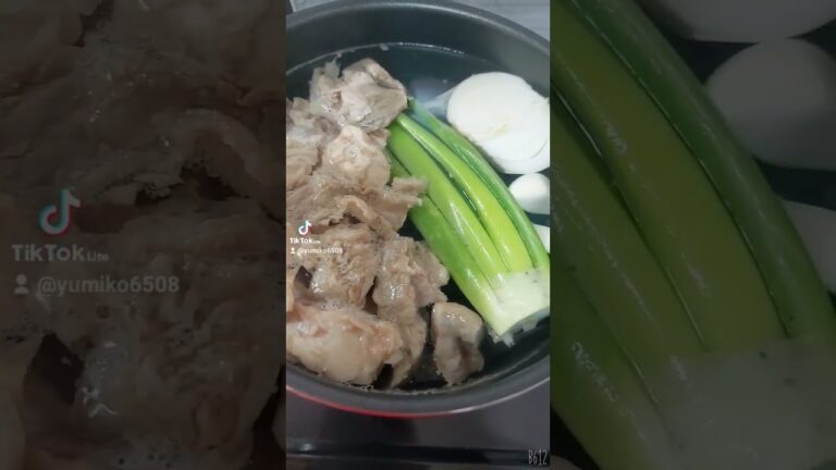 韓国本場の牛スープの作り方。牛すじと青ネギの部分とニンニク３片以上と胡椒を入れてグツグツと煮るだけでユッケジャンスープや大根スープに使えます。牛すじなかったら牛肉の小間切れでも代用可能です。