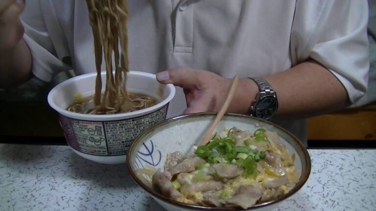 【一人deごはん】Let’ eat！「豚しゃぶ肉たっぷり他人丼」大盛＆「日清どん兵衛鴨だしそば」