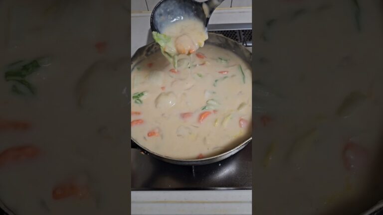 今夜の夕飯はご馳走エビと白菜のとろっとろクリームシチュー#クリームシチュー#えび#白菜#家庭料理 #晩ご飯