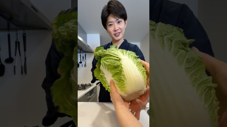 妻から巨大な白菜を受け取る
