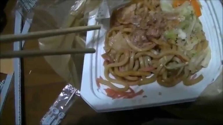 【食品レビュー】　セブンイレブン　醤油香ばし！大盛焼きうどん