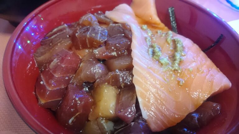 【１枚サーモン使った海鮮ぶつ切り漬け丼🐟】そして焼きたて餃子にねぎまに大根味噌汁❗