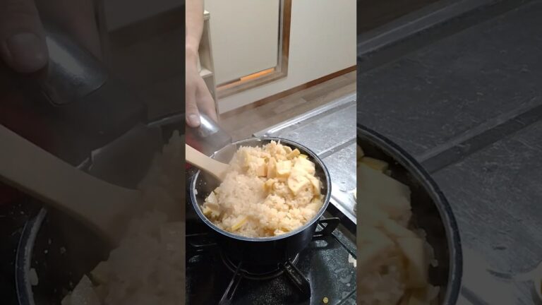 たけのこ御飯！冷凍してあった油揚げを細かく刻も…せや！大根おろしのヤツでおろしたろ！です。