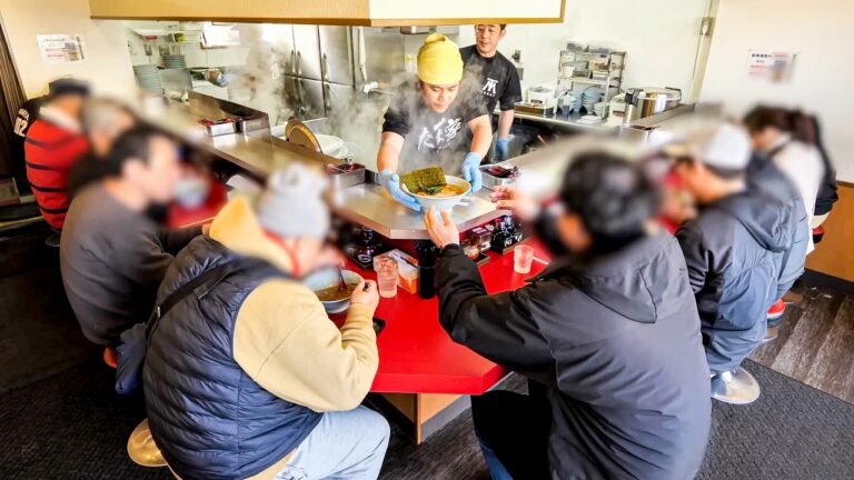 ７時開店 朝ラー求めて３３０人が来店。行列ができる本格家系ラーメン店がスゴい！