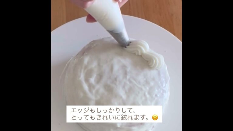 最新刊の「ふとらないクリームのお菓子」より純白のホイップクリーム（ふとらないクリームシャンティ）で作るいちごのショートケーキのデコレーションの動画になります。