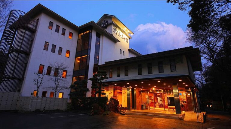 Once Japan’s Largest Hot Spring Retreat, Now an Empty Town of Abandoned Inns | Sakakibara Onsen