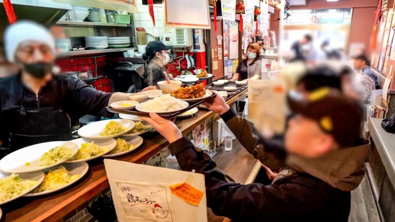 客全員が同じ注文。鬼盛り唐揚げ定食求めて行列ができる大阪町中華店