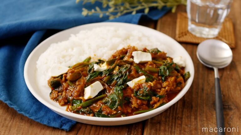 【ほうれん草とひき肉のカレー】カレー粉で作る！ほうれん草がたっぷり♪トマトジュースで旨みたっぷり｜macaroni（マカロニ）