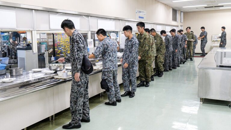 航空自衛隊員８００人の胃袋を満たす巨大隊員食堂に密着丨Food in the Japan Self-Defense Forces