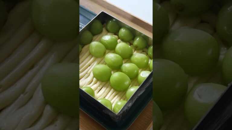 シャインマスカットのケーキ作った    レシピは、動画でのせてるよ😇✨️ #お菓子作り #簡単レシピ #スイーツ作り #お菓子レシピ #手作りスイーツ #レシピ #シャインマスカット#フレジェ