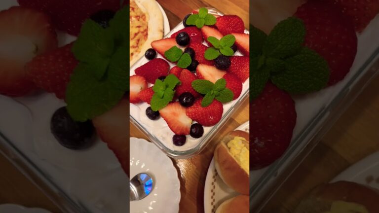孫が来るので苺のスコップケーキ張り切って作ってみた！苺、贅沢につかったぞぉ〜🍓何年振りだろう？スポンジケーキ焼いたの？糖質が気になる私は、米粉と豆乳クリーム、てんさい糖を使って作ってみました♪