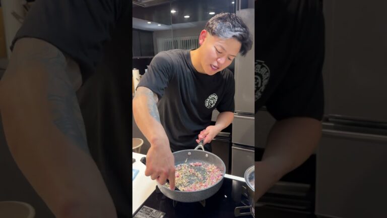 【食べに来た友達も大絶賛】ベーコンきのこクリーム #マッチョ #筋肉番付 #元カレ #料理 #暮らしチャンネル #cooking #飯テロ #簡単 #クッキング